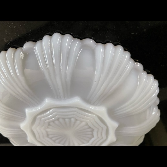 Vintage Anchor Hocking Milk Glass Divided Serving Dish Scalloped Edge Gold Trim - Picture 3 of 10